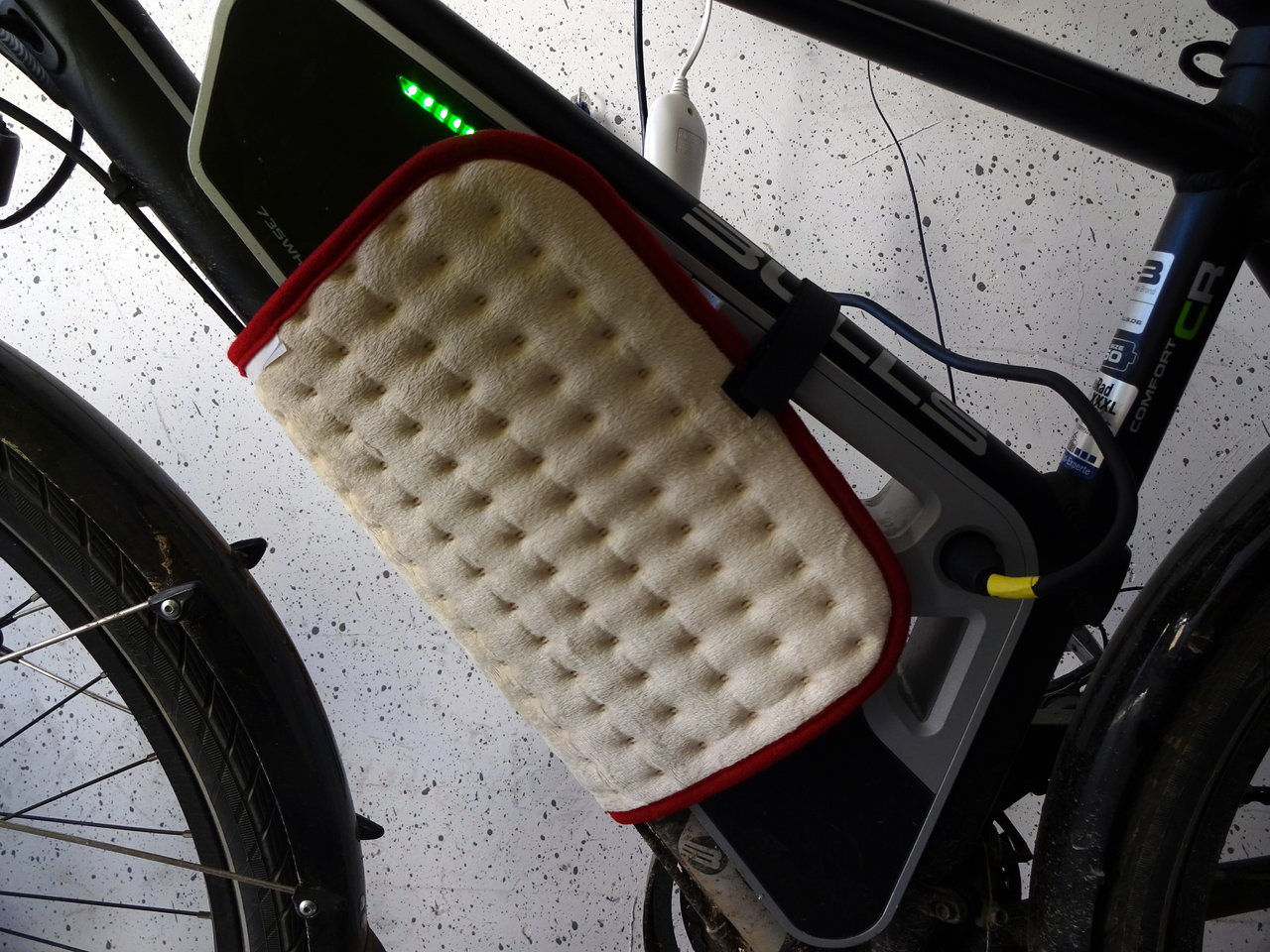 E-Bike Akku mit Neopren-Schutzhülle für den Winter