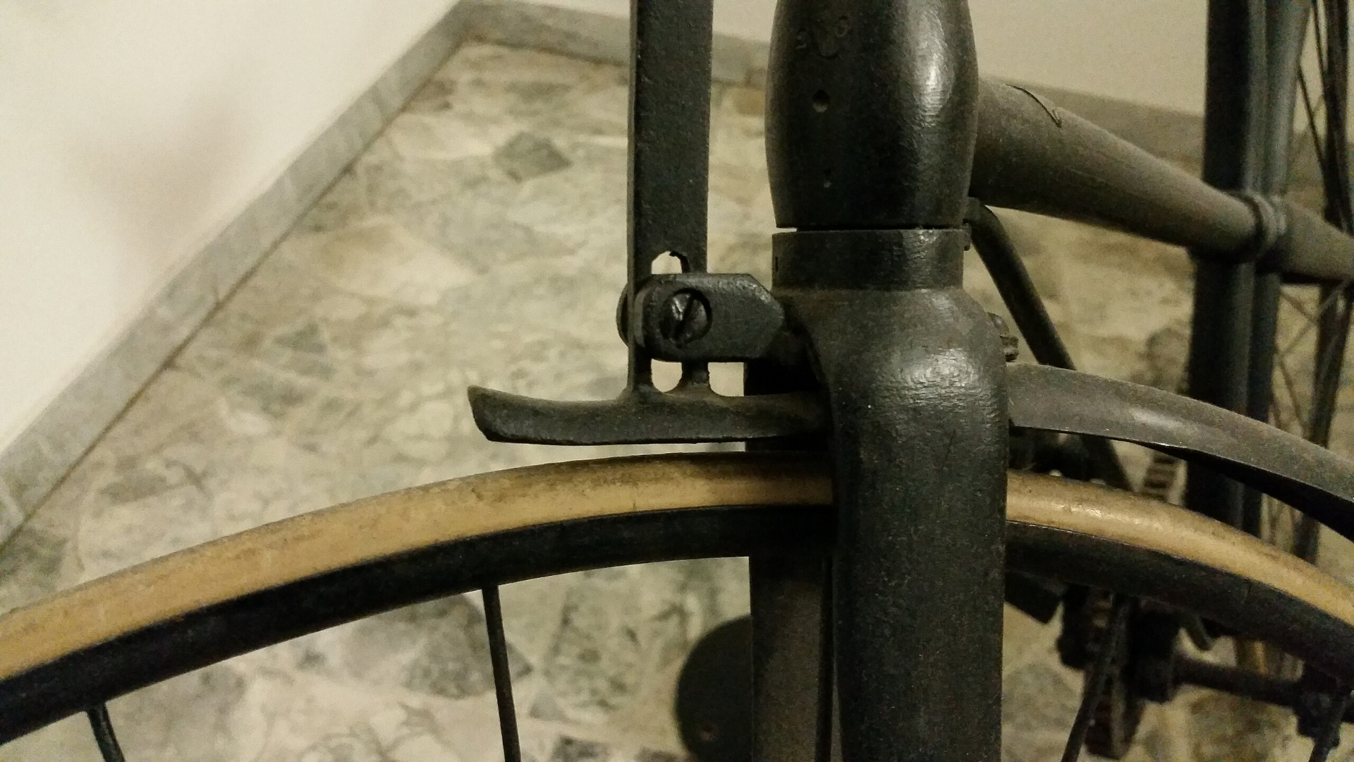 Historische Stangenbremse an einem Vintage-Fahrrad