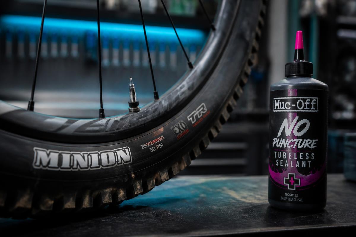 Tubeless-Felge mit Tubeless-Ventil und Flasche Dichtmilch auf der Werkbank